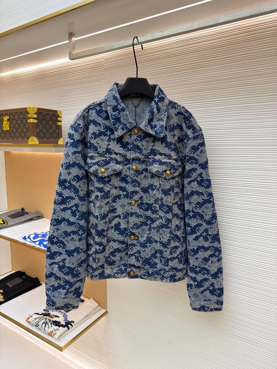 LOUIS VUITTON letter float jacquard denim jacket ●Original version: purchased and developed for 22999 ●Item number: 1682132-C05 ●Fabric: denim denim fabric ●Technology: jacquard production ●Color: blue ●Version: fitted version ●Weight: about 1335 grams ●Size: 46-48-50-52 ●Description: Made of heavy denim denim as the base, it uses distressed washing + gradient tie-dyeing to present a Monogram dark pattern effect. The gray-blue and off-white smudged colors are natural and layered, retaining the brand logo while enhancing the retro texture. The trousers have a skateboard straight cut, and the waistband is equipped with metal buttons and leather logo tags. The five-pocket structure follows the classic workwear design, and the edges of the pockets are reinforced with double-lane stitching, taking into account durability and style. The trouser legs are slightly narrowed to suit various scenarios. The overall process combines denim washing technology with brand logo technology, which not only retains the casual attributes of denim items, but also enhances high-luxury recognition through gradient textures. The overall wiring is straight and delicate, the fabric is comfortable and soft, and the color is consistent without color difference. It can be matched with the same style to create a fashionable look and control various occasions. Customized accessories, complete with three standards, same style for men and women!